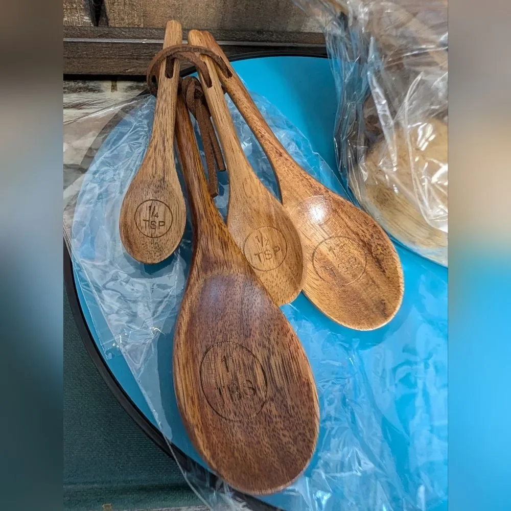 NIP Acacia Wood Measuring Cups and Measuring Spoon Set